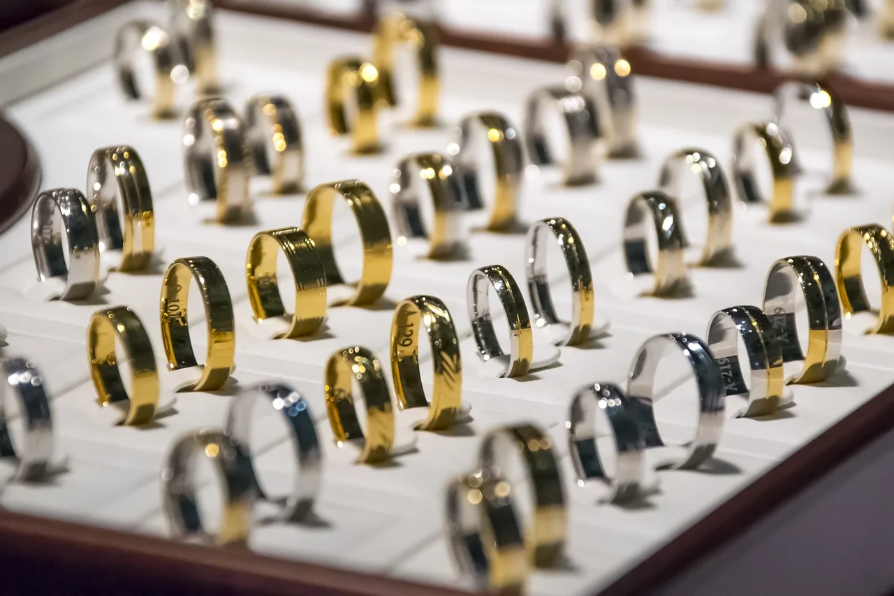 The Secret Subtle Differences Between Gold and Silver Rings
